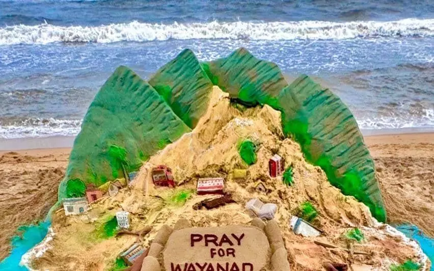 KERALA : सुदर्शन पटनायक ने रेत की मूर्ति बनाकर वायनाड भूस्खलन पीड़ितों को श्रद्धांजलि दी