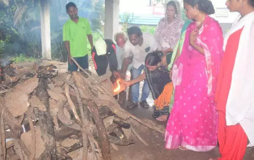 किन्नर समाज ने पेश की मानवता, रायपुर में लावारिस मृतका का किया अंतिम संस्कार