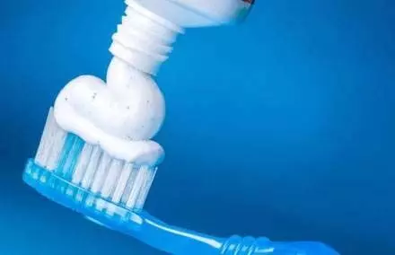 Home tips: दांतों को ही नहीं और भी बड़े काम आते हैं टूथपेस्ट