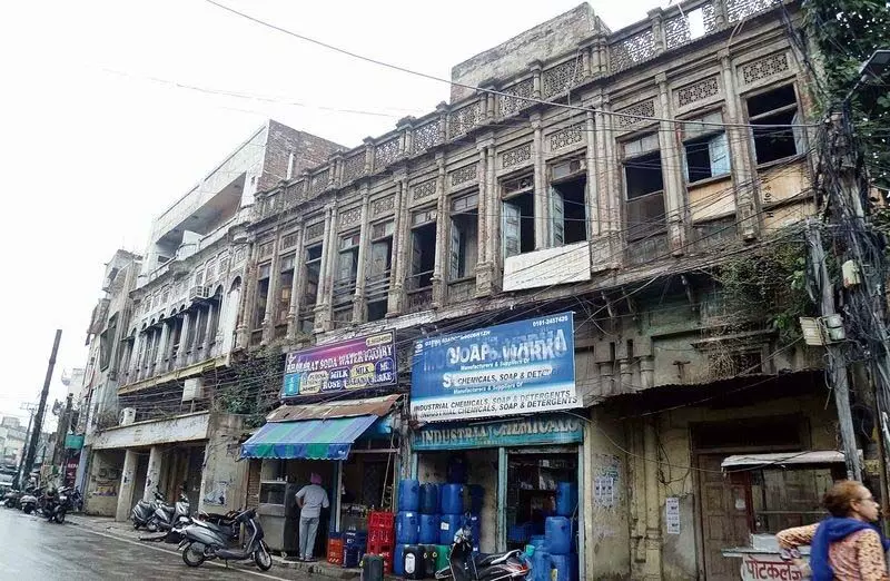Jalandhar में पुरानी, ​​जर्जर इमारतें जीवन के लिए खतरा बनी हुई