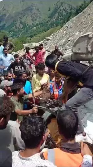 कुपवाड़ा में गाड़ी खाई में गिरी, तीन लोगों की मौत
