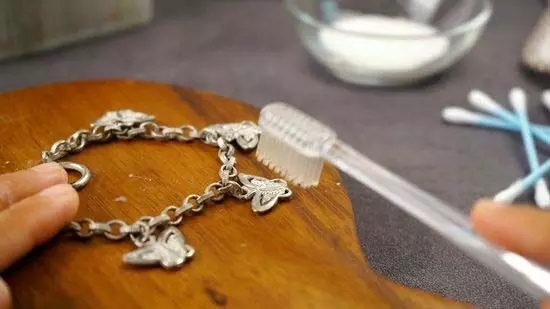 Silver Jewelry को चमकाना या कपड़ों से दाग हटाना टूथपेस्ट काम आएंगे