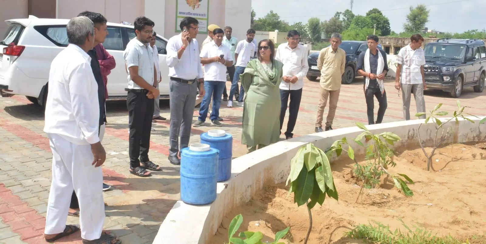 Churu: जिला कलेक्टर पुष्पा सत्यानी ने जिला मुख्यालय स्थित सदभावना मंडप में किया पौधरोपण