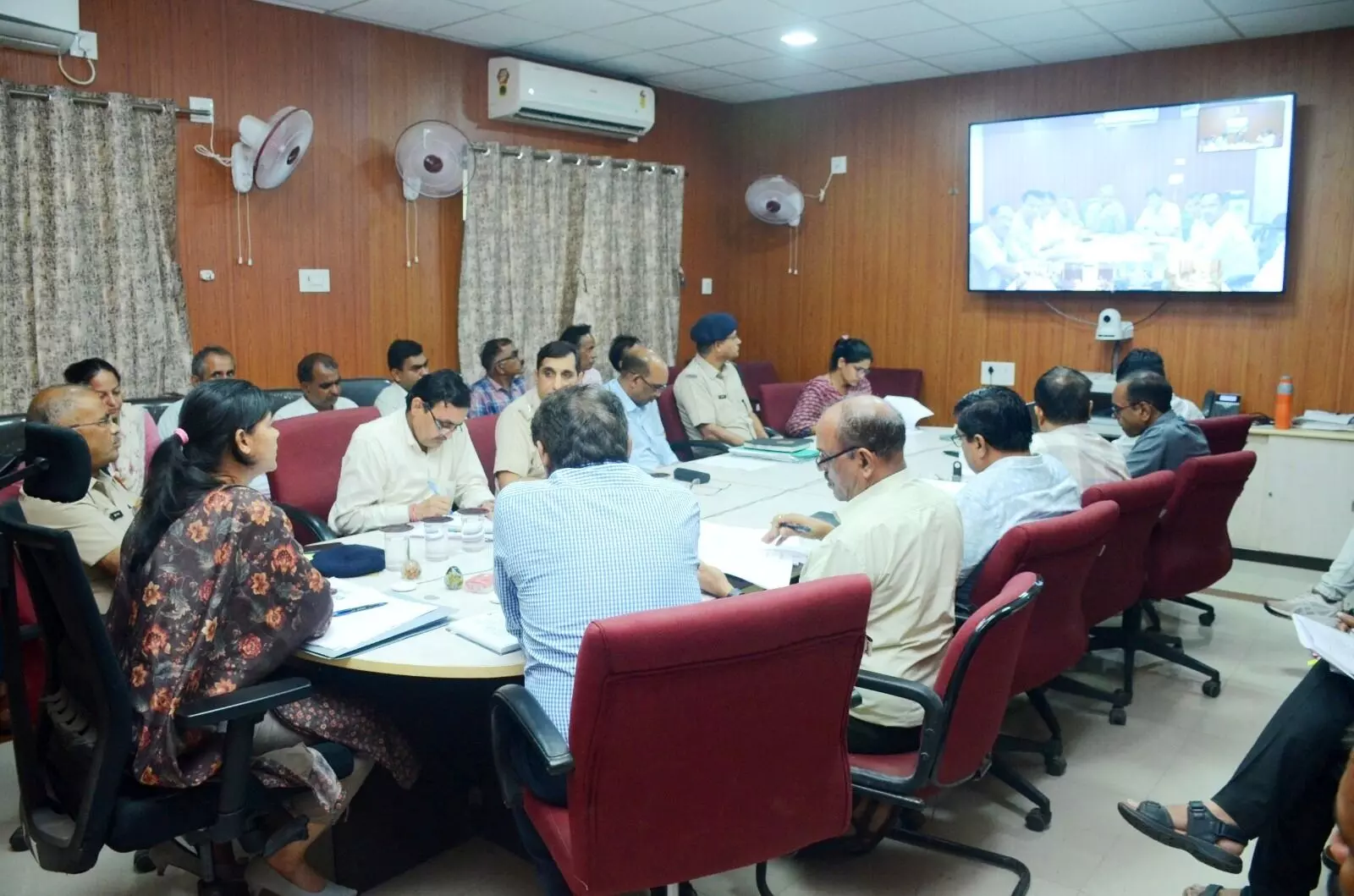 Jalore: जिला कलेक्टर ने वीसी के माध्यम से उपखण्ड अधिकारियों के साथ की बैठक