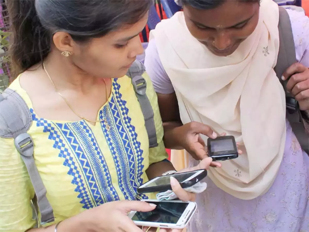 Smartphone गरीबी के खिलाफ भारत का सुपरहीरो