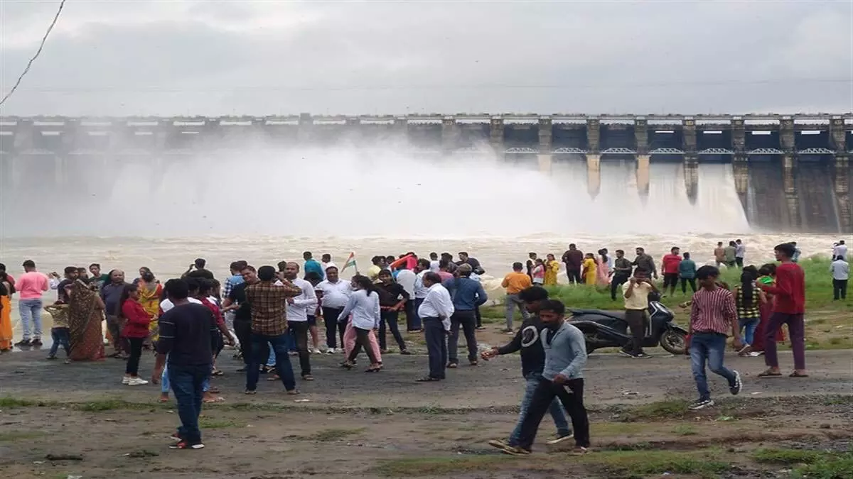 Bargi Dam के 21 में से 7 गेट खोले गए जो पर्यर्टको के लिए अद्भुत नजारा