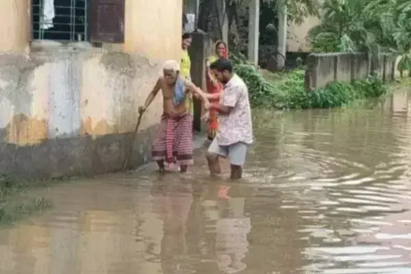 Jamshedpur : जल जमाव से लोगों की बढ़ी परेशानी, आवागमन में हो रही परेशानी