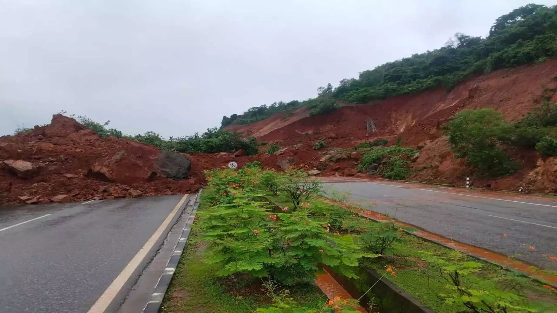 Karnataka: पुत्तूर बाईपास के पास भूस्खलन, NH 275 पर यातायात अवरुद्ध
