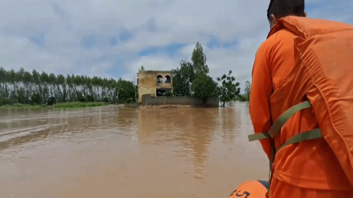 Ranchi में लगातार हो रही बारिश, कई घरों में घुसा पानी,  रेस्क्यू में जुटी NDRF की टीम