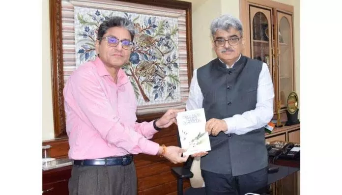 Jammu and Kashmir: विशाल ने सीएस को अपनी पहली पुस्तक भेंट की