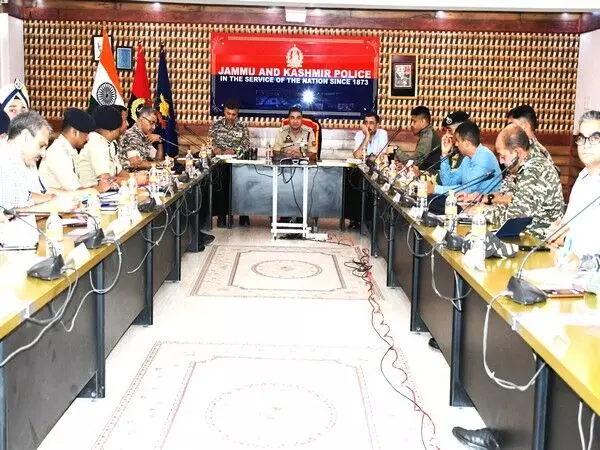 आगामी कार्यक्रमों के मद्देनजर IGP ने Kashmir में सुरक्षा समीक्षा बैठक की अध्यक्षता की