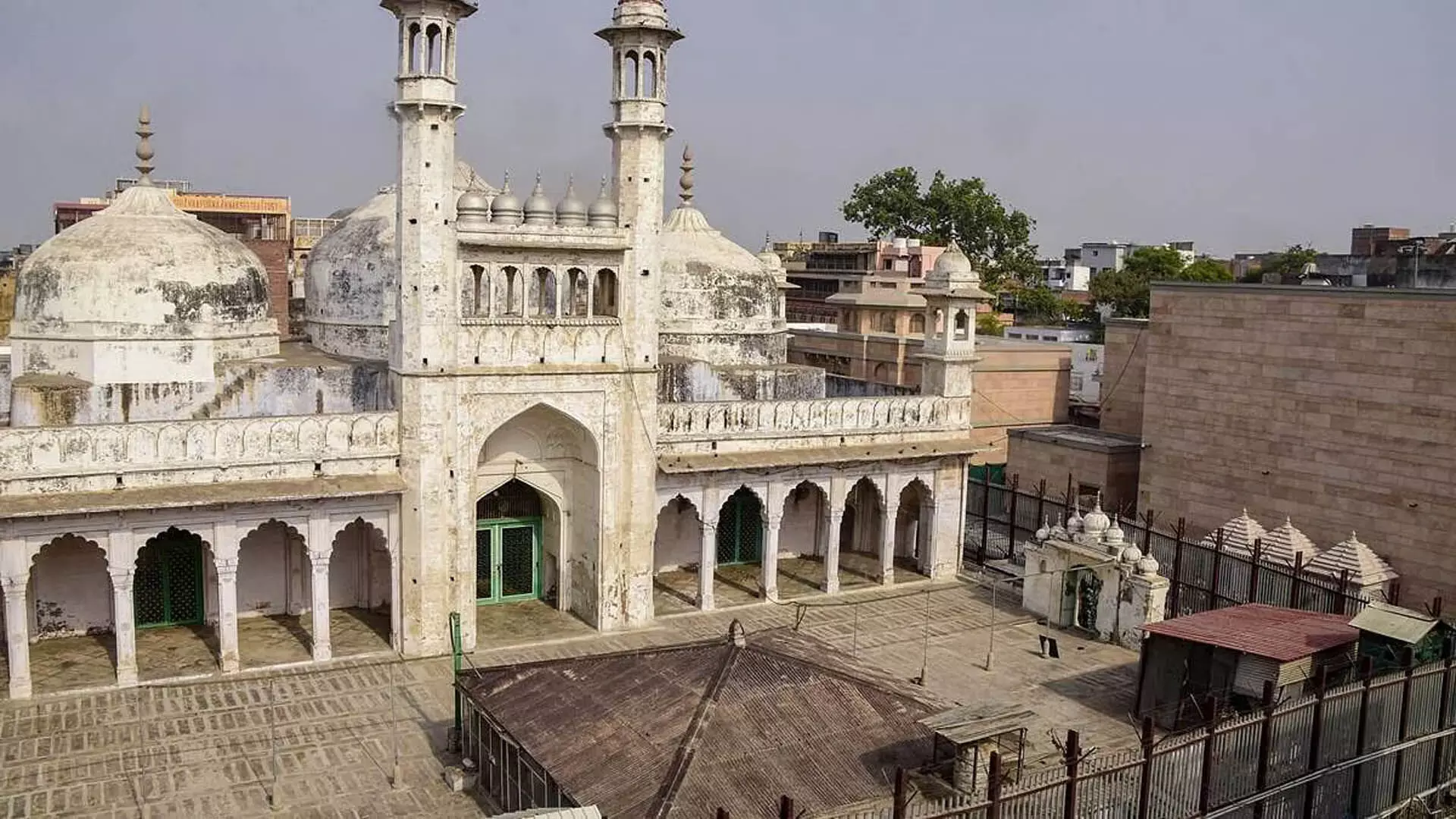 Uttar Pradesh: ज्ञानवापी मस्जिद में गेट निर्माण को लेकर वाराणसी में तनाव