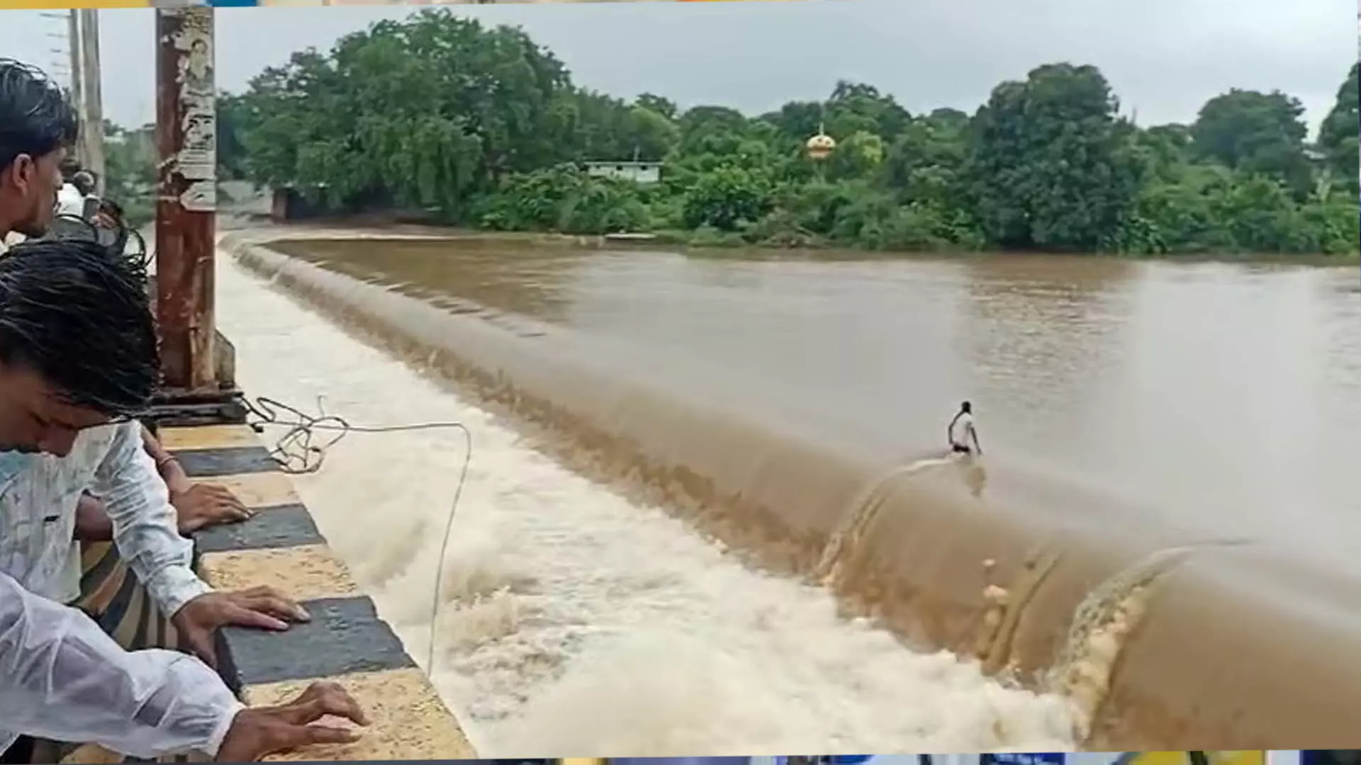 Live वीडियो बनाते हुए नदी में फिसला शख्स, मौत