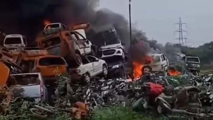 थाना परिसर में सैकड़ों गाड़ियां जलकर राख, आगजनी की भीषण घटना