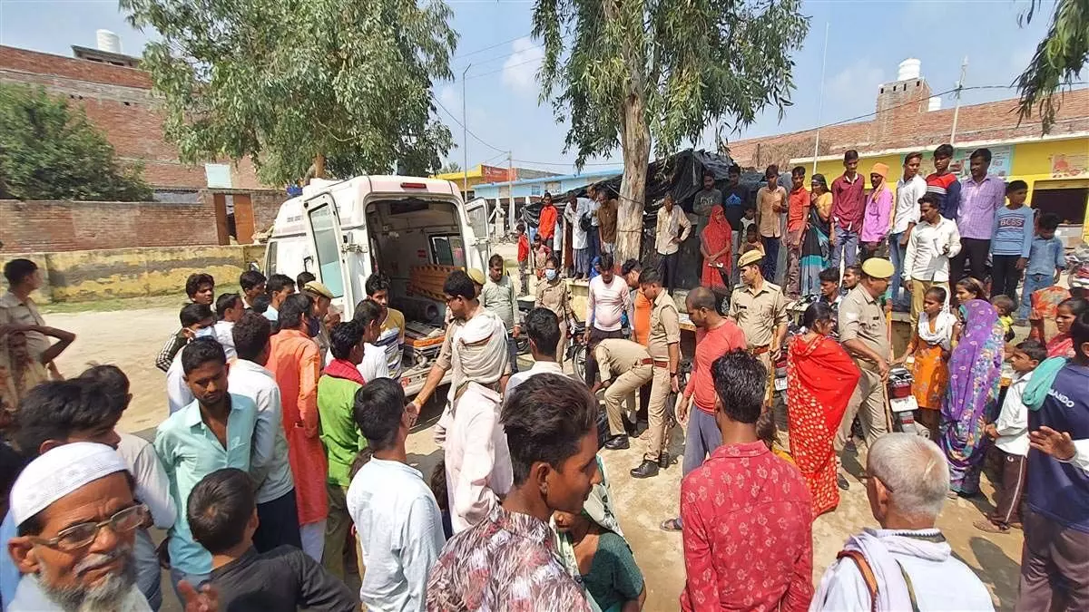 Badaun News : चलती बाइक पर गिरी हाईटेंशन लाइन,दंपत्ति की मौत