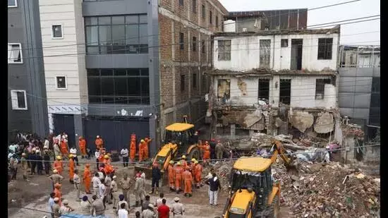 जहांगीरपुरी में तीन मंजिला इमारत का हिस्सा गिरने से एक की मौत, तीन घायल