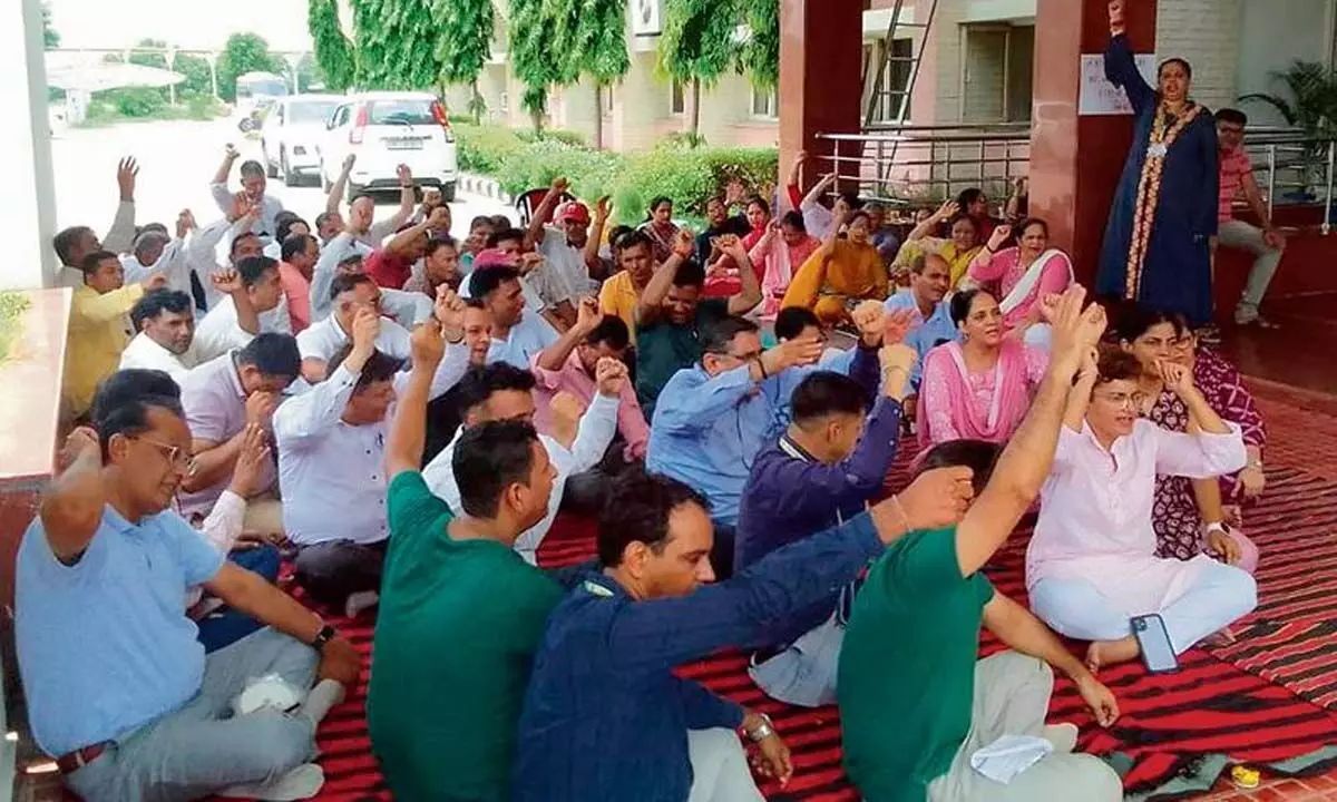 Haryana: मुरथल टेक यूनिवर्सिटी के कर्मचारियों ने प्रबंधन के खिलाफ मोर्चा खोला