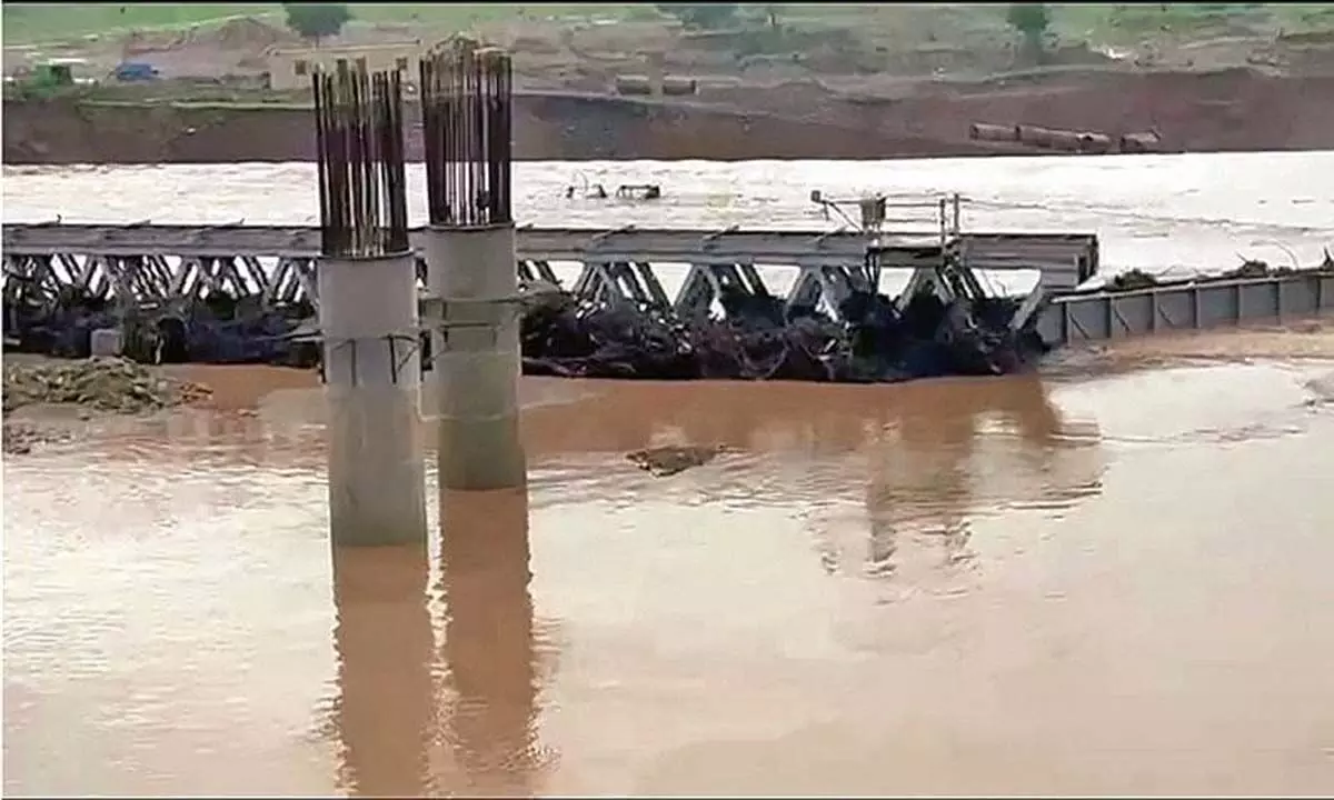 Himachal: रेलवे पुल ढहने से चक्की नदी का प्रवाह प्रभावित
