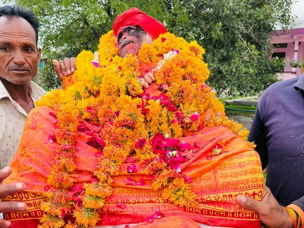 बंदर की मौत के बाद Villagers ने हिंदू रीति-रिवाज से अंतिम संस्कार