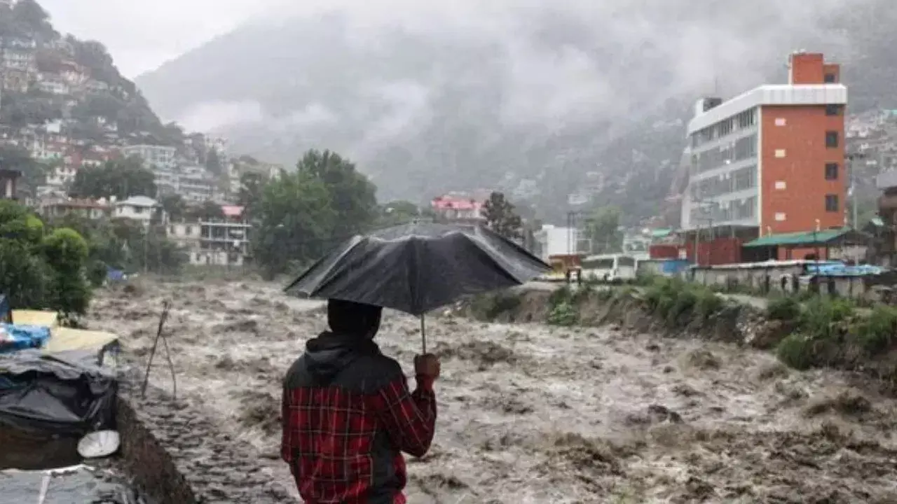 Dehradun: कई जिलों में तेज बारिश का येलो अलर्ट