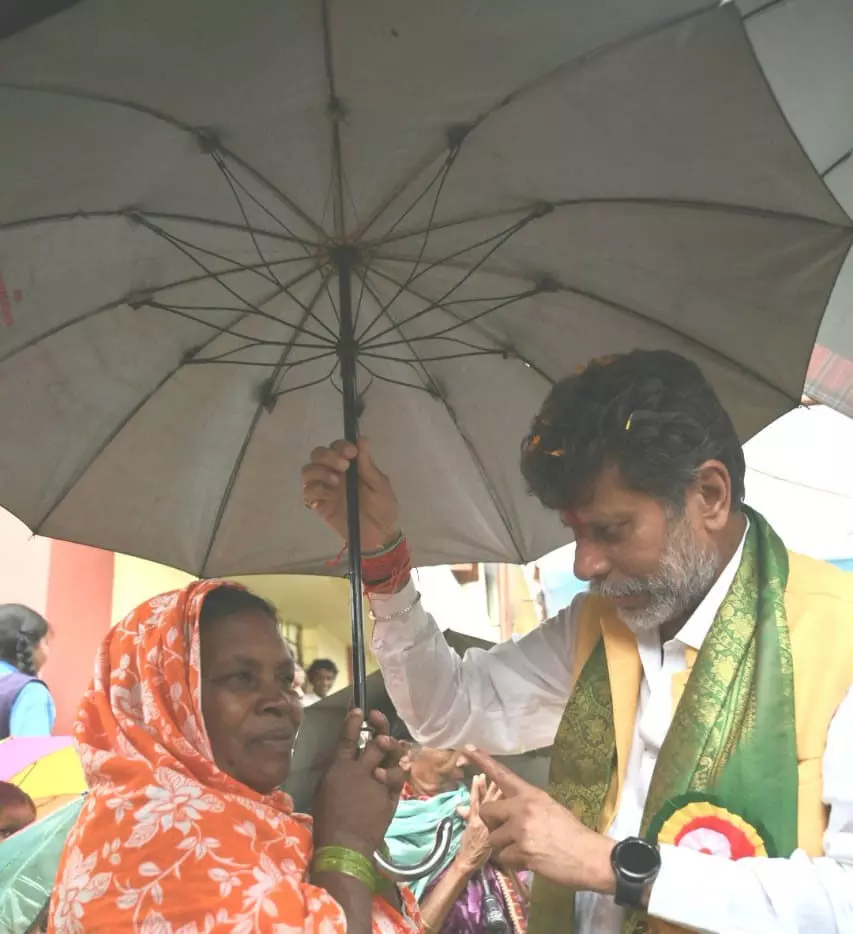 बारिश में भीग रही महिला के पास छाता लेकर पहुंच गए बीजेपी प्रदेश अध्यक्ष, सहृदयता का दिया परिचय