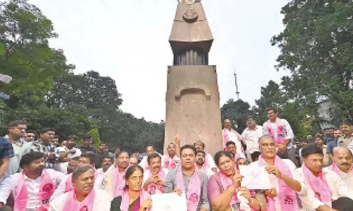 Telangana: बीआरएस ने कांग्रेस के नौकरी कैलेंडर को फर्जी बताया