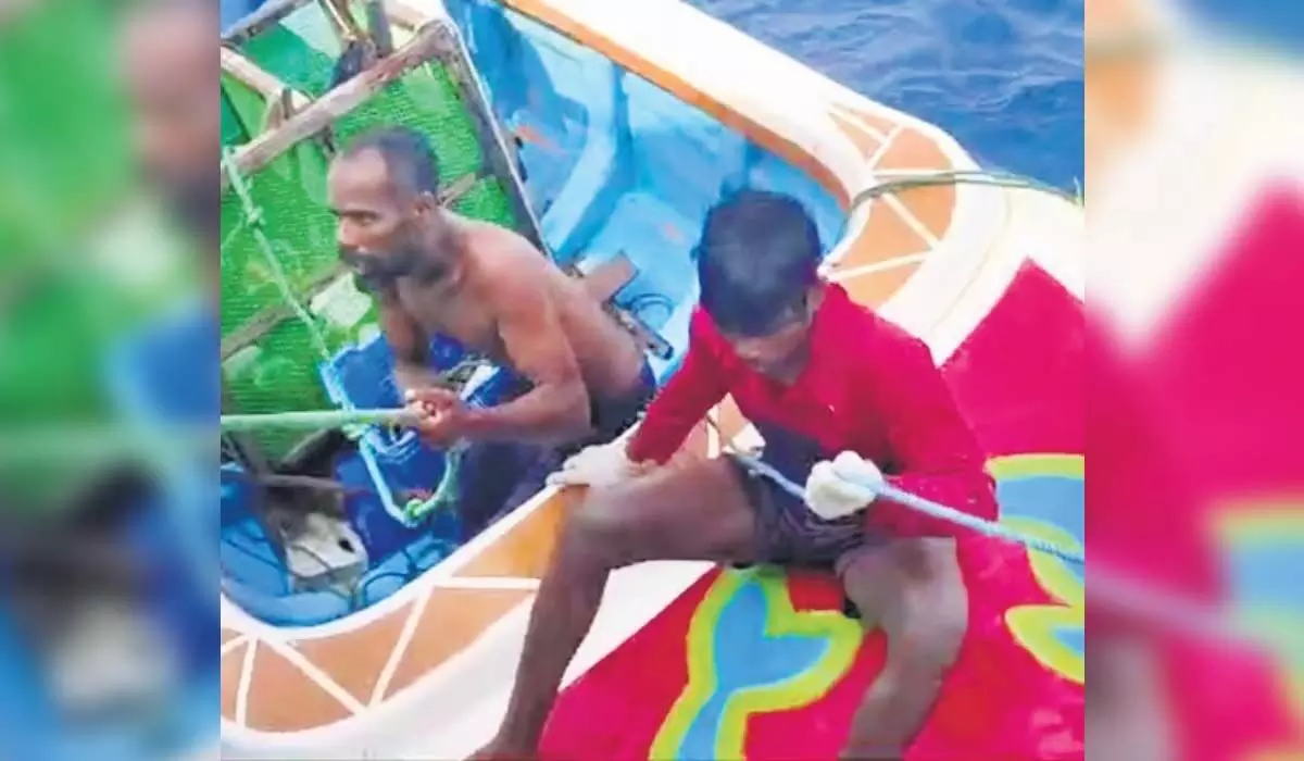 Tamil Nadu : तमिलनाडु मछुआरों ने नौ दिनों से समुद्र में फंसे श्रीलंकाई नागरिक को बचाया