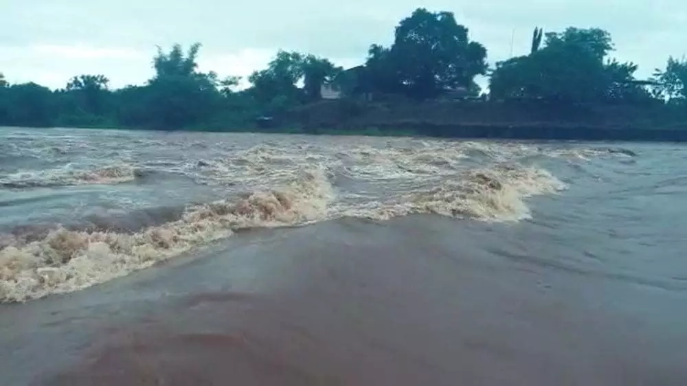 Gujarat : वलसाड जिले में भारी बारिश के कारण औरंगा नदी दो किनारों पर बह रही