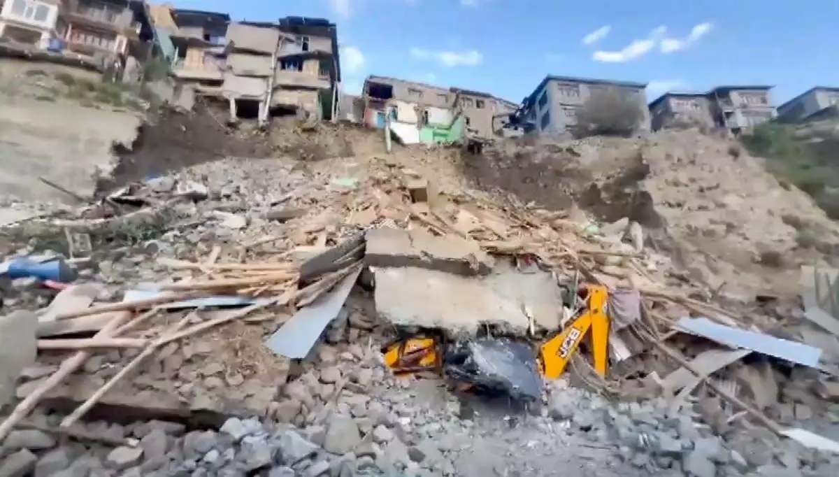 Ladakh में पहाड़ी ढलान पर इमारत गिरने से 12 लोग घायल