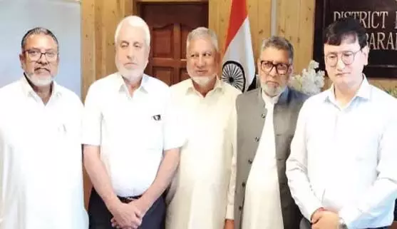 Sopore: व्यापारियों ने सोपोर कस्बे में बुनियादी सुविधाओं की मांग की