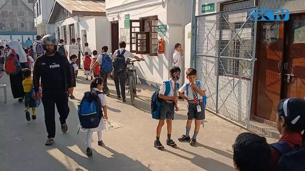 Jammu: स्कूलों में पंखे बंद होने और खेल रद्द होने से छात्र परेशान