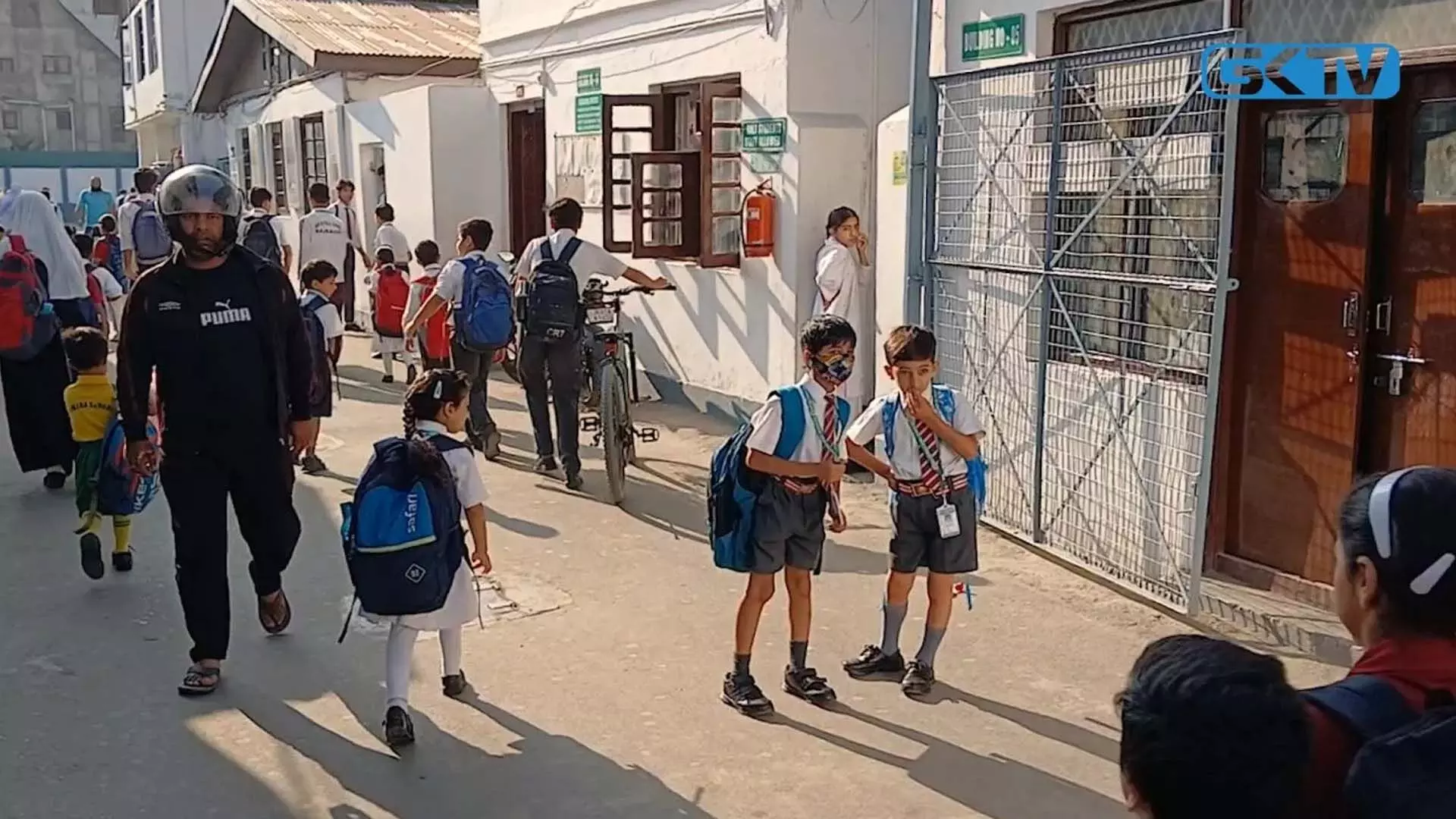 Srinagar स्कूलों में पंखे बंद खेल रद्द होने से छात्र परेशान, अभिभावक परेशान