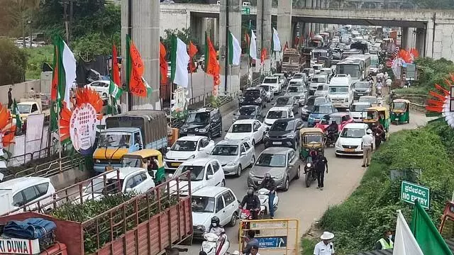 BJP-JD(S) पदयात्रा के कारण केंगेरी से आगे मैसूरु रोड पर भारी यातायात जाम हो गया