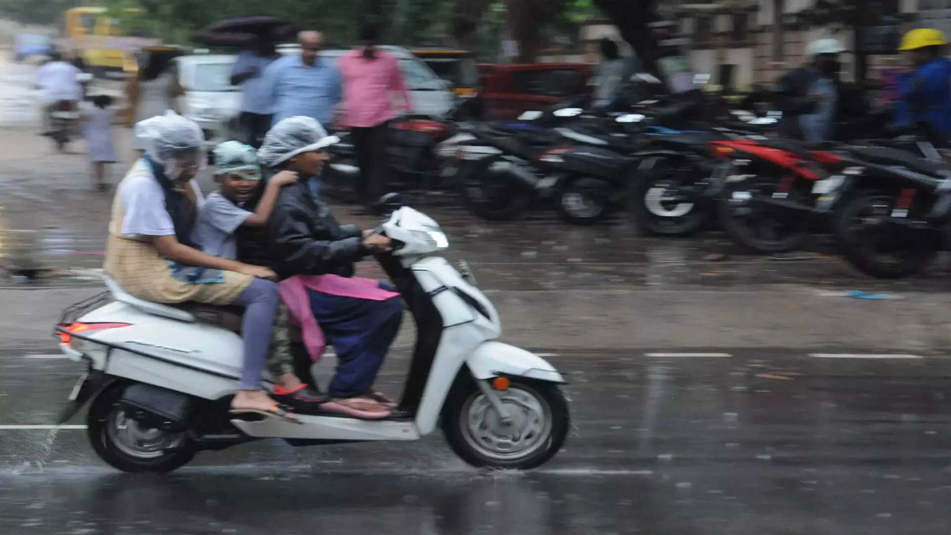 Adilabad में बारिश और बाढ़ के कारण सड़कों पर कई दरारें