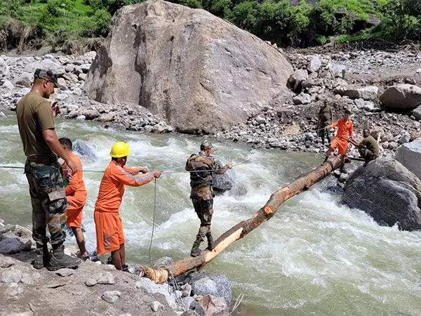 Himachal : सेना ने समेज गांव में प्रभावित समुदायों की सहायता के लिए अभियान शुरू किया