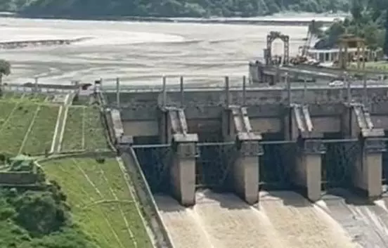 Pandoh Dam में गाद का गदर, सिल्ट से जाम हुए 2 गेट