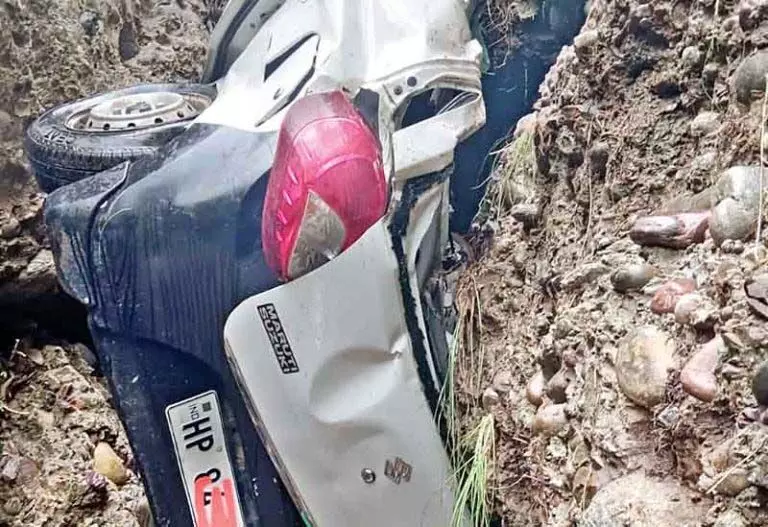 HP NEWS: दुधला में कार खाई में गिरने से दो युवकों की मौत