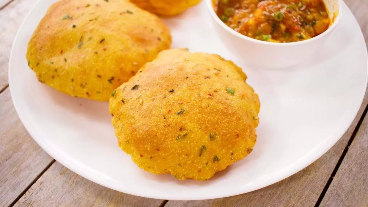 Crispy और फूली हुई पूरियाँ तैयार करे