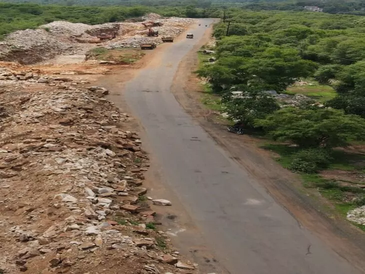 Jhansi: दो साल गुज़र गए, सड़क निर्माण अधूरा
