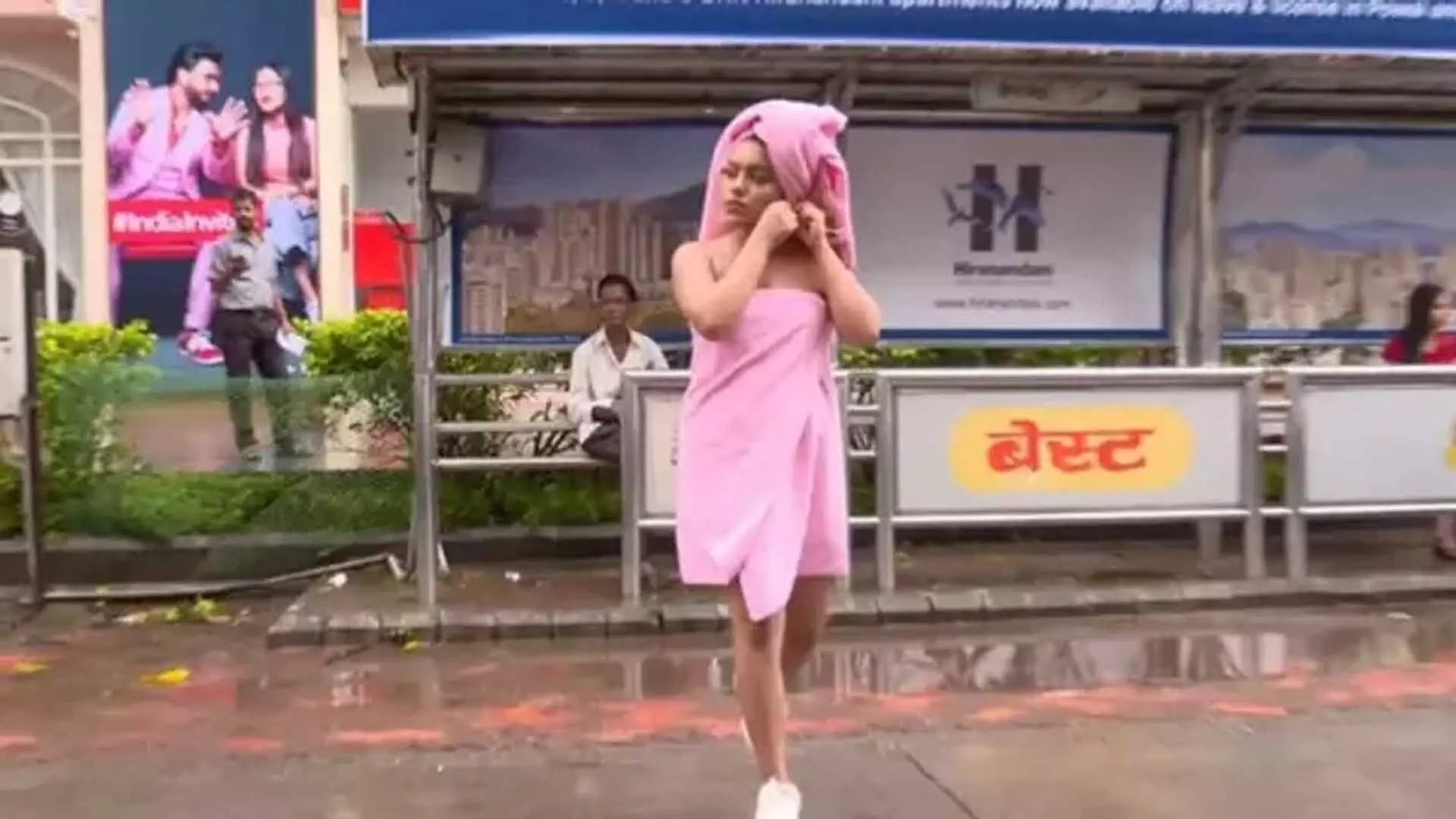 VIRAL VIDEO: दिनदहाड़े तौलिया पहनकर घूम रही थी MODEL, फिर जो हुआ...