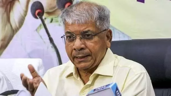 Prakash Ambedkar ने मंडल विजय दिवस के लिए महायुति, MVA को निमंत्रण दिया