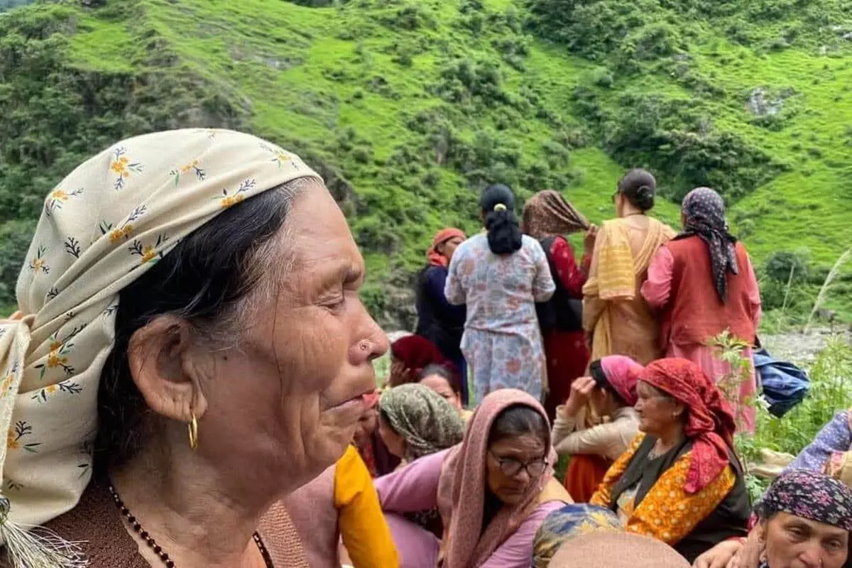 Rampur गांव में 36 लोग मलबे में दबे लेकिन जिंदा होने का कोई सुराग नहीं