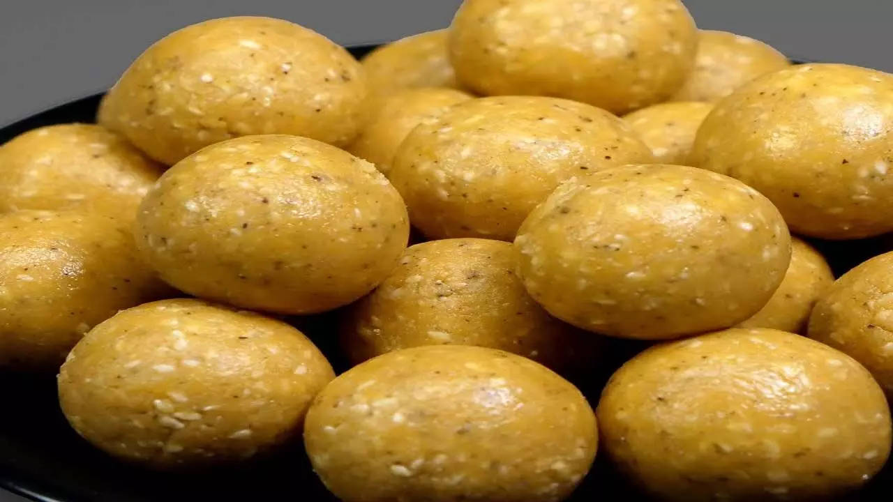 Laddu Method: जाने गोंद-गुड़ के लड्डू बनाने के आसान तरीके