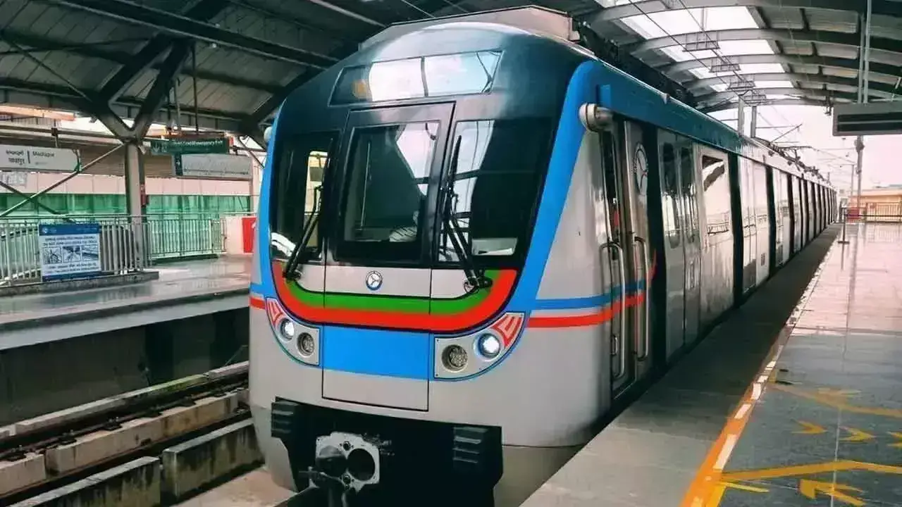 Metro रेल उपयोगकर्ताओं ने अतिरिक्त कोच की मांग को लेकर पत्र लिखा