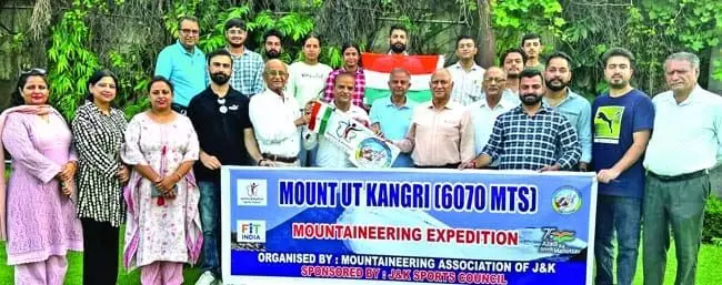 Anil Goswami ने पर्वतारोहण अभियान के लिए MAJK टीम को हरी झंडी दिखाई