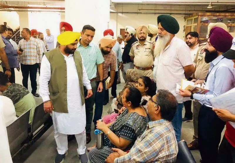 Amritsar: मंत्री ने सेवा केन्द्रों का औचक निरीक्षण किया