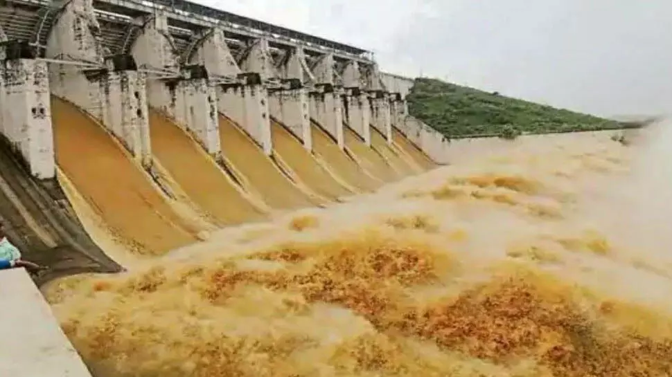 Tenughat Dam में 8 गेट खोलने से दामोदर नदी उफान पर, बाढ़ जैसी सम्भावना