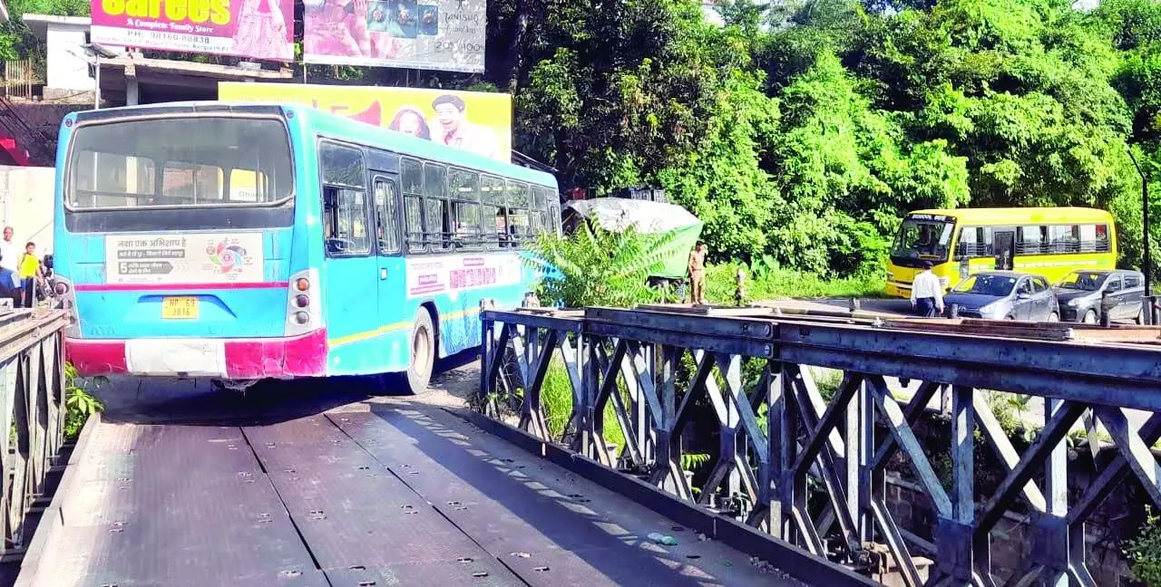 Mataur Bridge पर निगम की बस हांफी