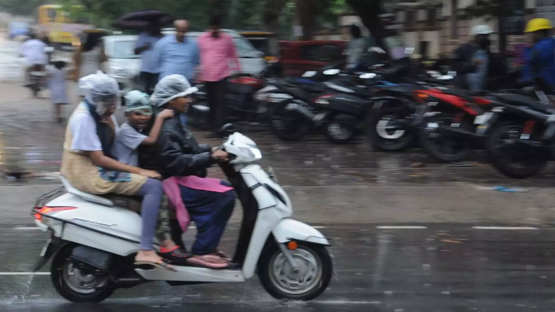 Adilabad में बारिश और बाढ़ के कारण सड़कों पर कई दरारें