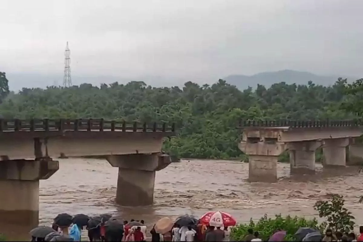 Bokaro नदी के उफान से सियारी के पुल का एक कॉलम सहित दो स्पैन ध्वस्त